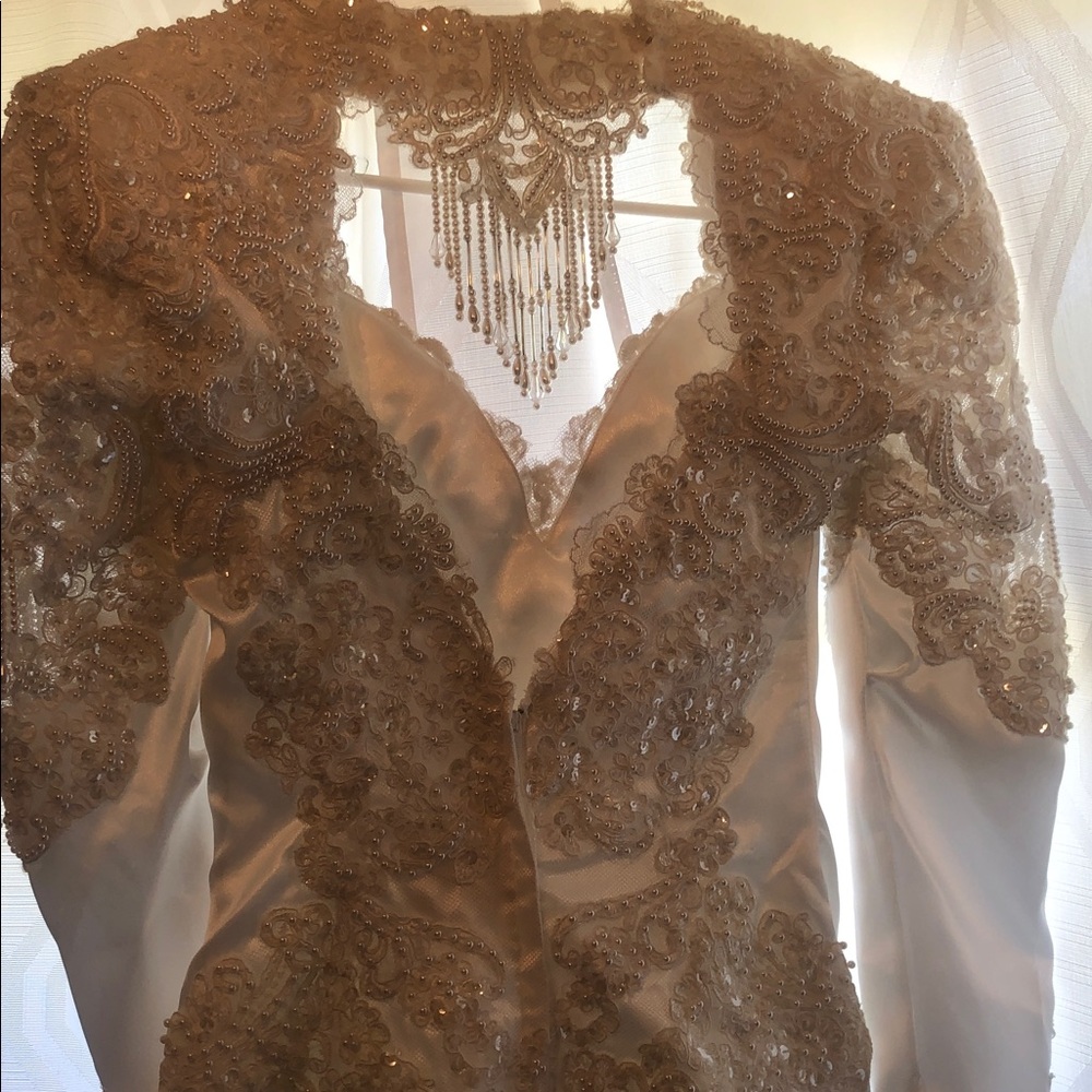 Woman’s rare VTG bodycon styled elegant white pearl backless sexy wedding dress